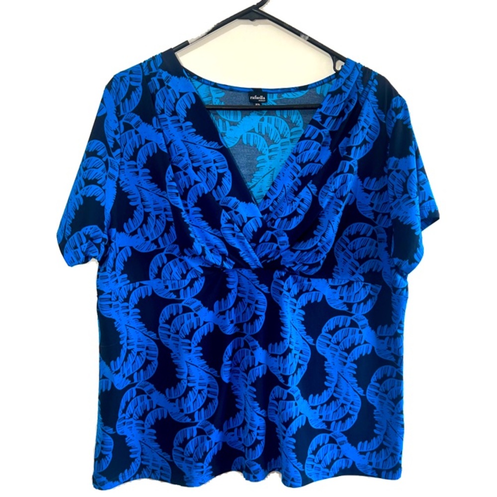 RAFAELLA V NECK BLUE AND BLACK PRINT PLEATED NECK LINE IN SIZE 2 X